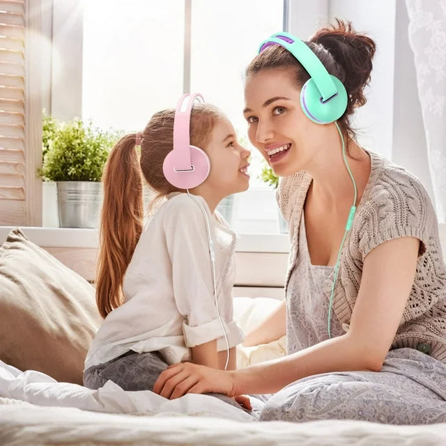 Scene with SEENDA WGYP-018 | Lightweight Foldable On-Ear Headphones with Microphone